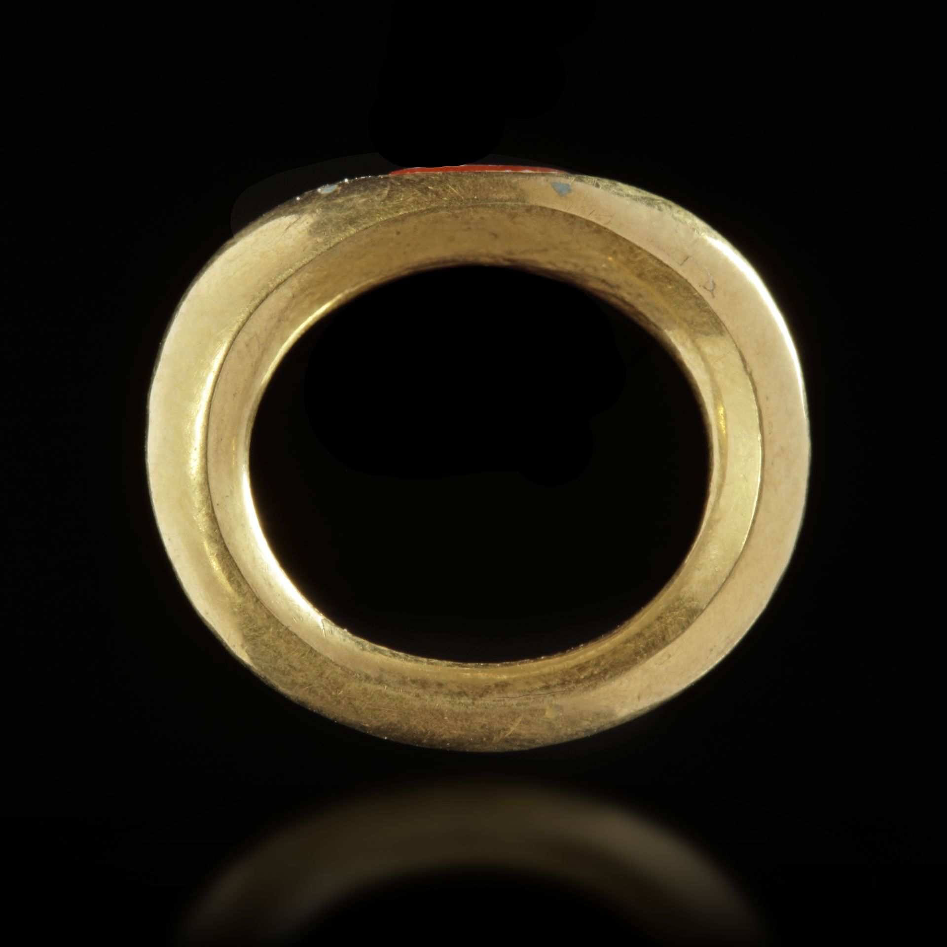 A ROMAN GOLD RING WITH AN INTAGLIO OF A HORSE, 1ST CENTURY AD - Bild 2 aus 3