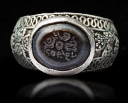 AN AGATE SEAL SILVER RING