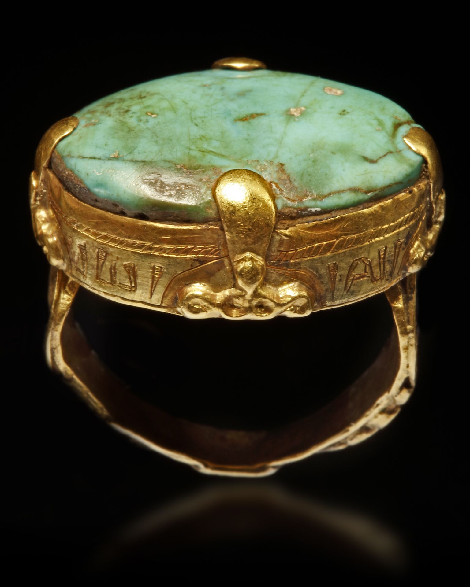 A TURQUOISE SEAL GOLD RING - Image 3 of 6