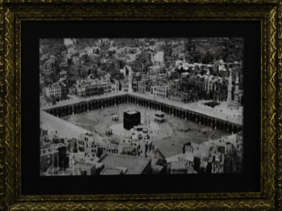 Four 20th century photographs of Mecca  - Image 2 of 5