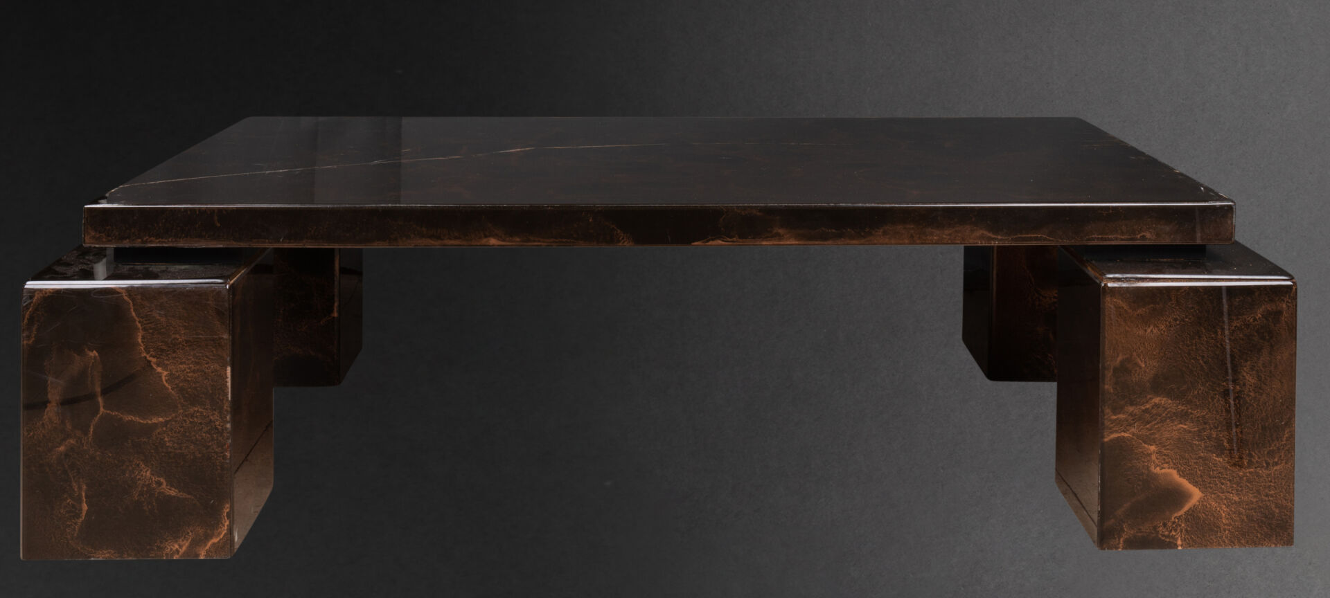 TABLE basse de section rectangulaire reposant sur quatre pieds cubiqueBeau travail de laque