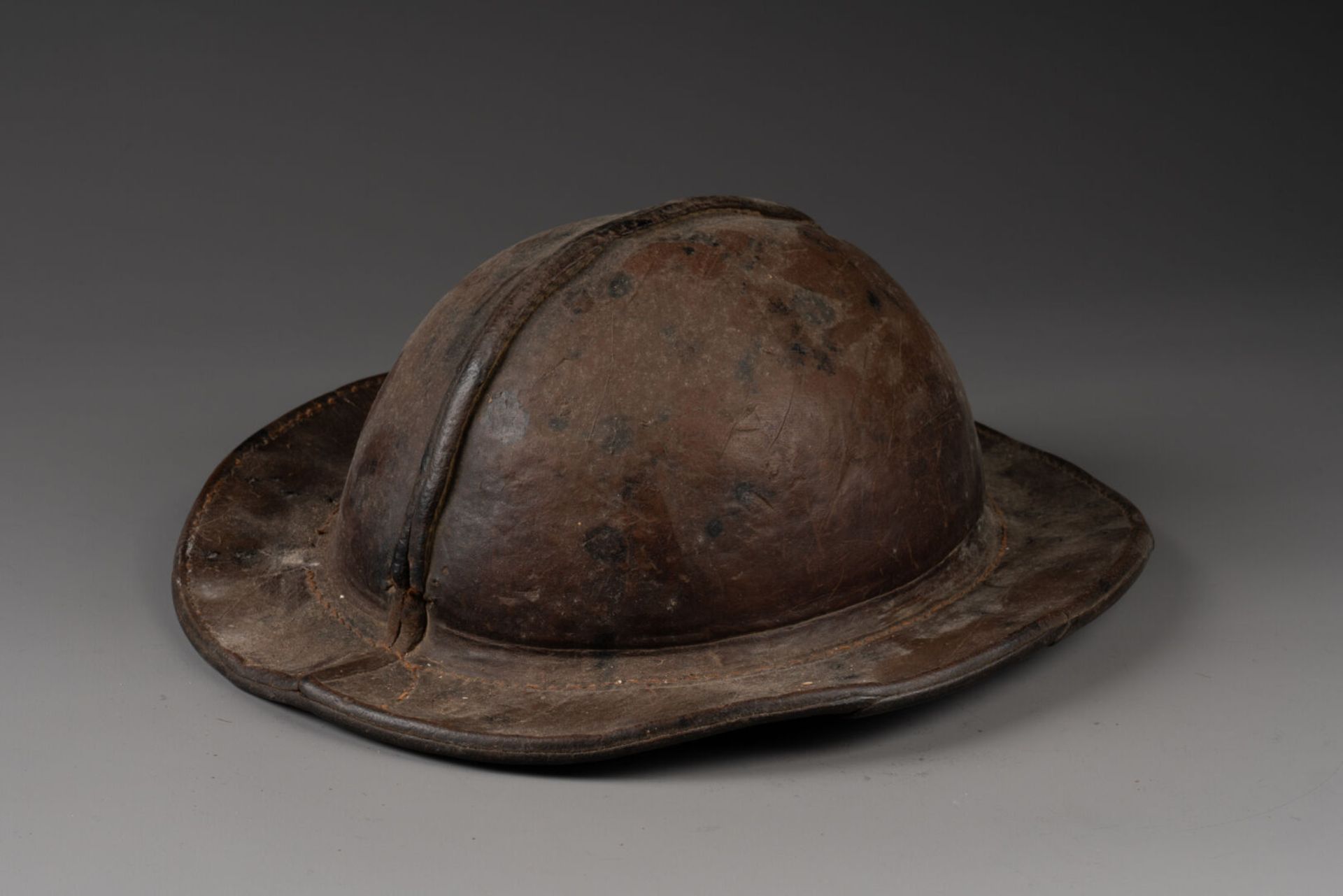 Chapeau de mineur belge Cuir patiné 28,5 cm - 27,5 cm