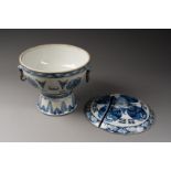 POT COUVERT à décor de phénix inscrit en médaillon Porcelaine et bleu sous couverte H. 22 cm