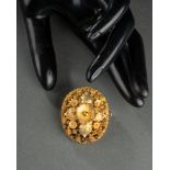 BROCHE ovale à motifs de fleurs et feuillages Métal doré, ciselé et ajouré H. 4 cm - L. 3,5 cm