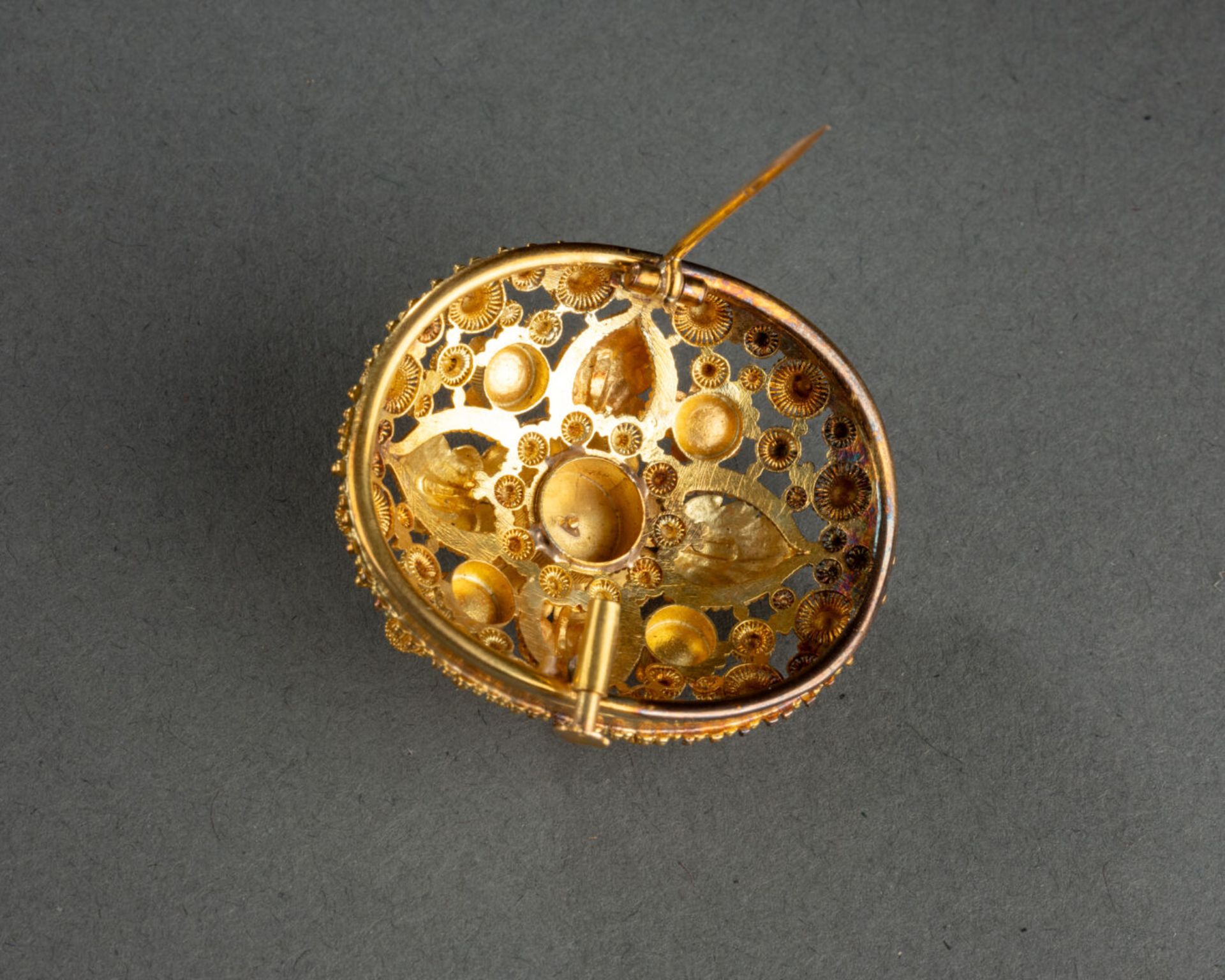 BROCHE ovale à motifs de fleurs et feuillages Métal doré, ciselé et ajouré H. 4 cm - L. 3,5 cm - Image 2 of 4