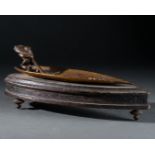 VIDE-POCHE prenant la forme d'une grenouille tirant une feuille Bronze, socle de bois mouluré H. 8