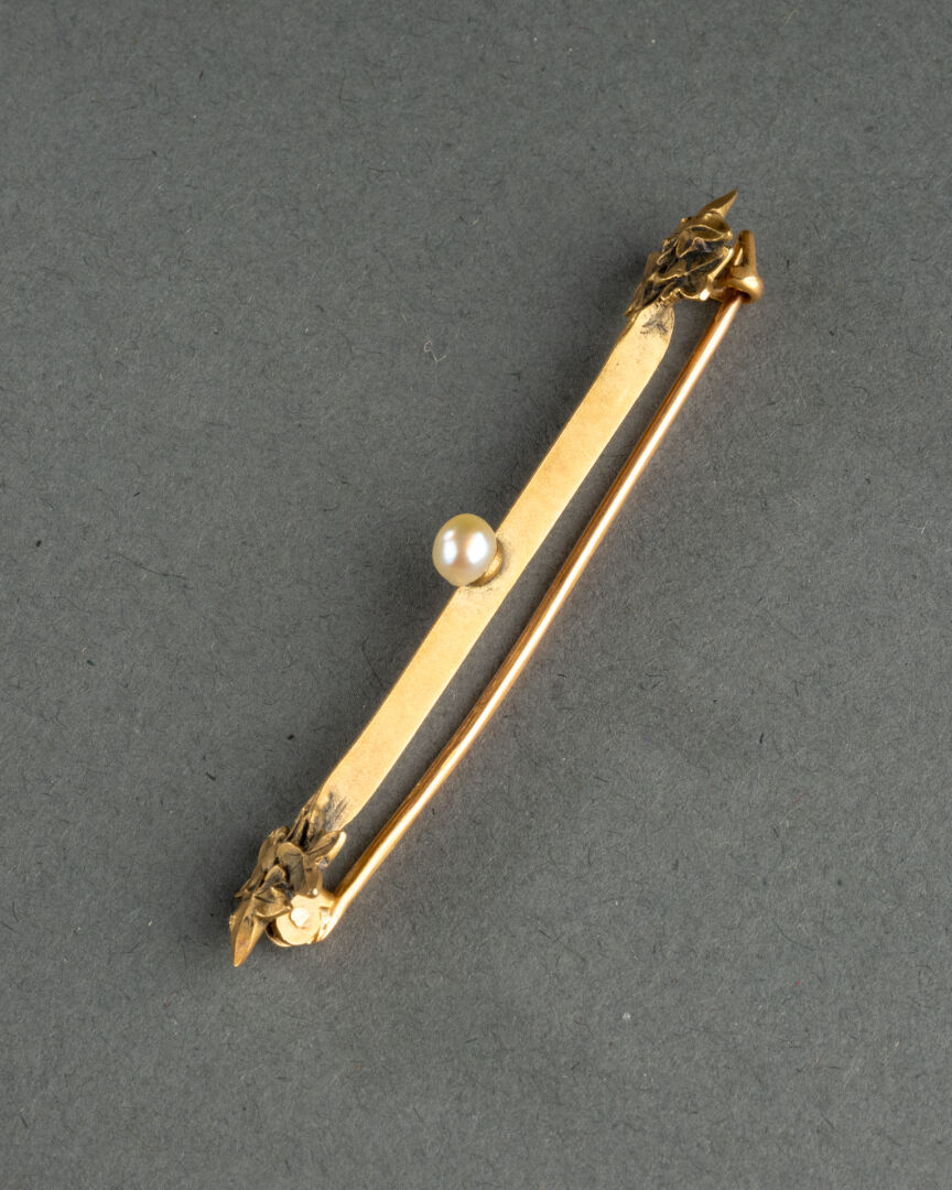 BROCHE barrette à motifs de feuillages Elle est centrée d'une perle de culture Métal doré L. 6 cm - Image 4 of 4
