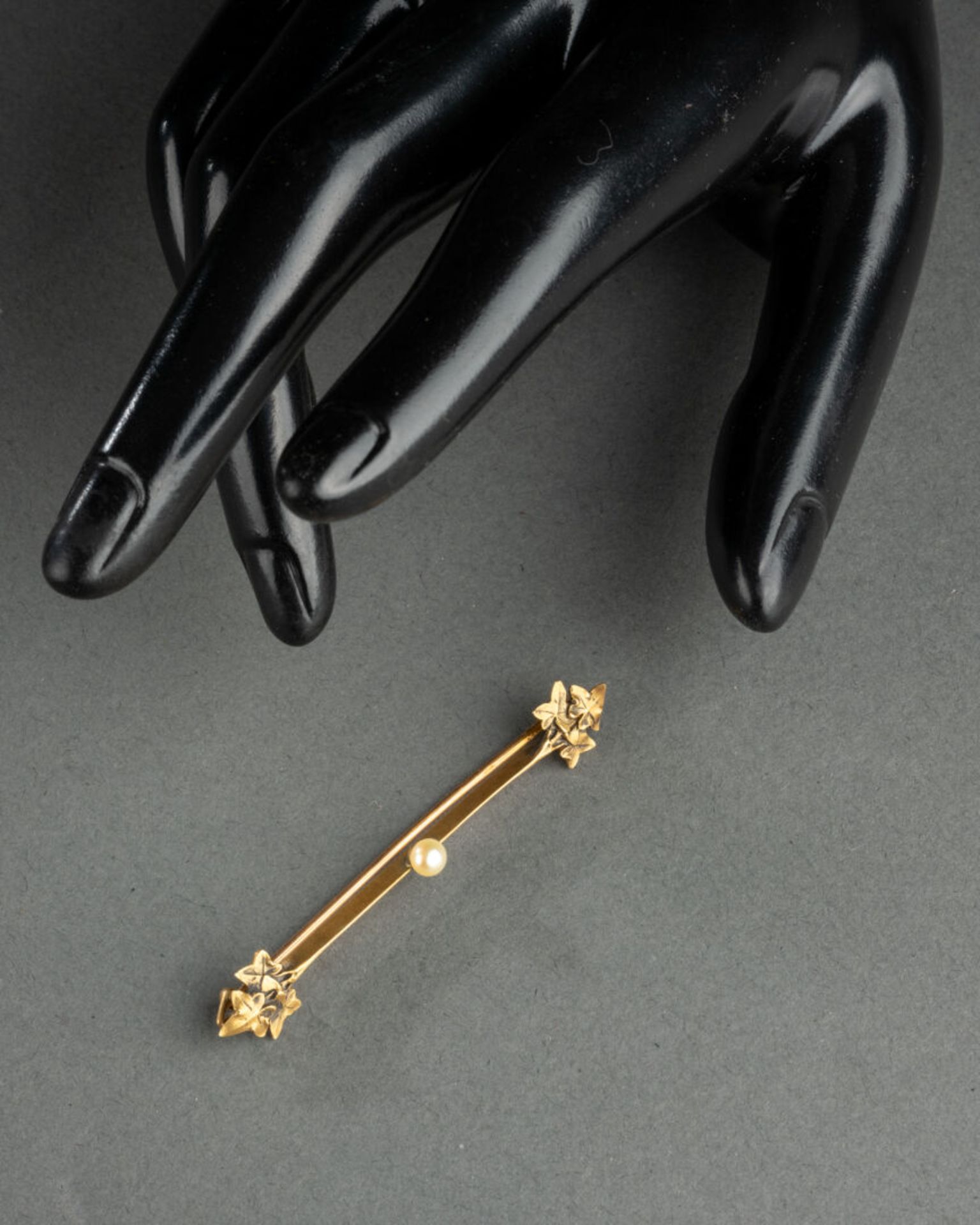 BROCHE barrette à motifs de feuillages Elle est centrée d'une perle de culture Métal doré L. 6 cm