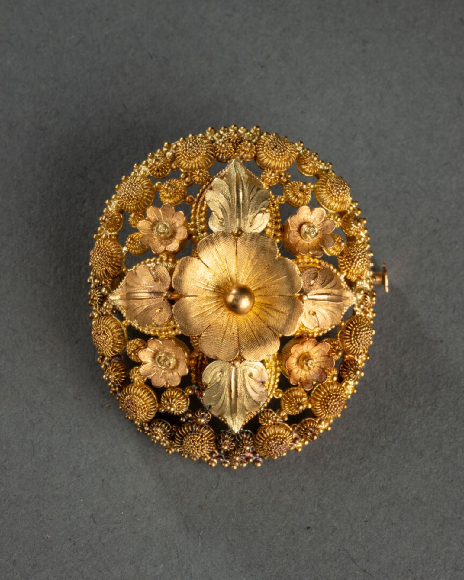 BROCHE ovale à motifs de fleurs et feuillages Métal doré, ciselé et ajouré H. 4 cm - L. 3,5 cm - Image 3 of 4