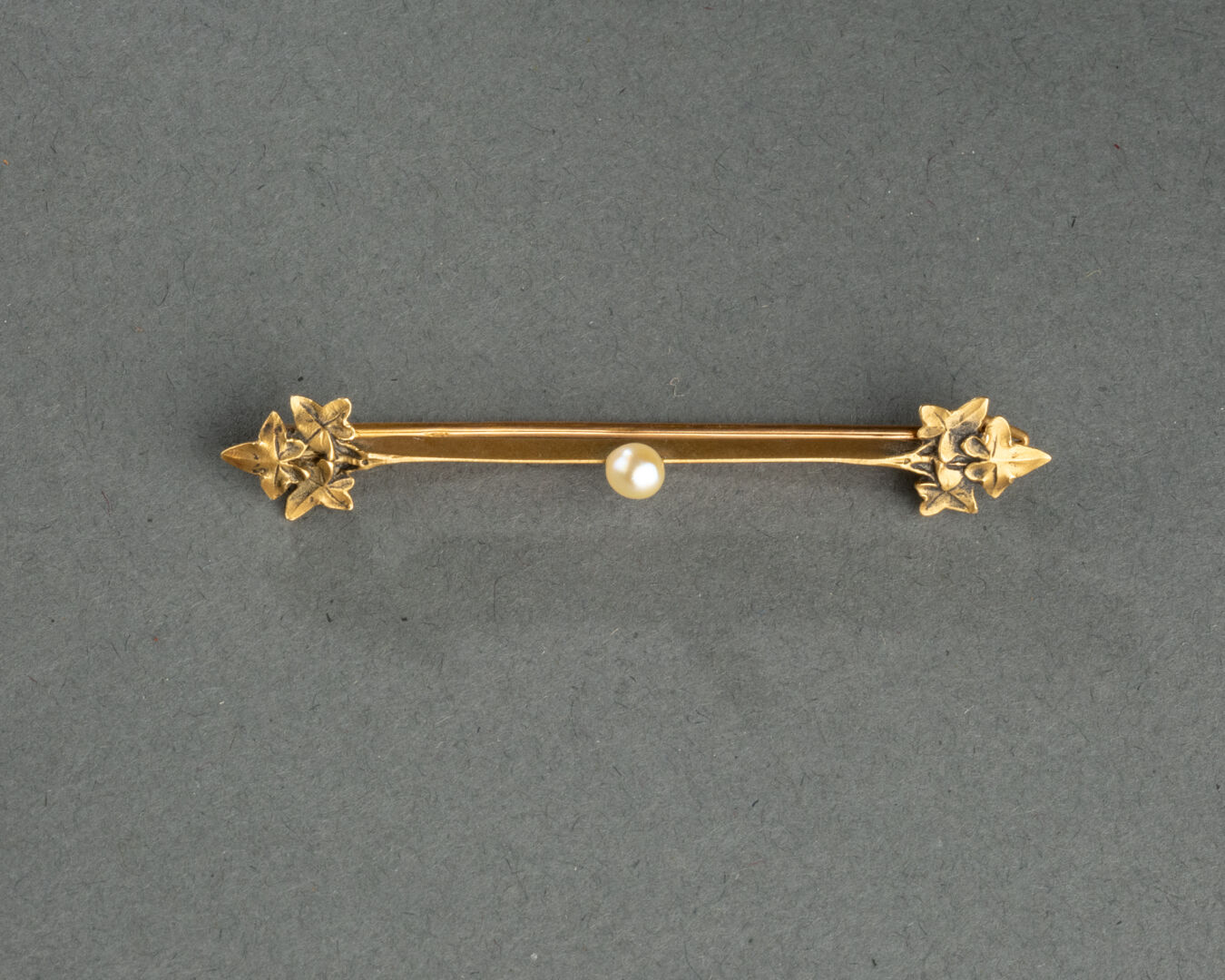 BROCHE barrette à motifs de feuillages Elle est centrée d'une perle de culture Métal doré L. 6 cm - Image 3 of 4