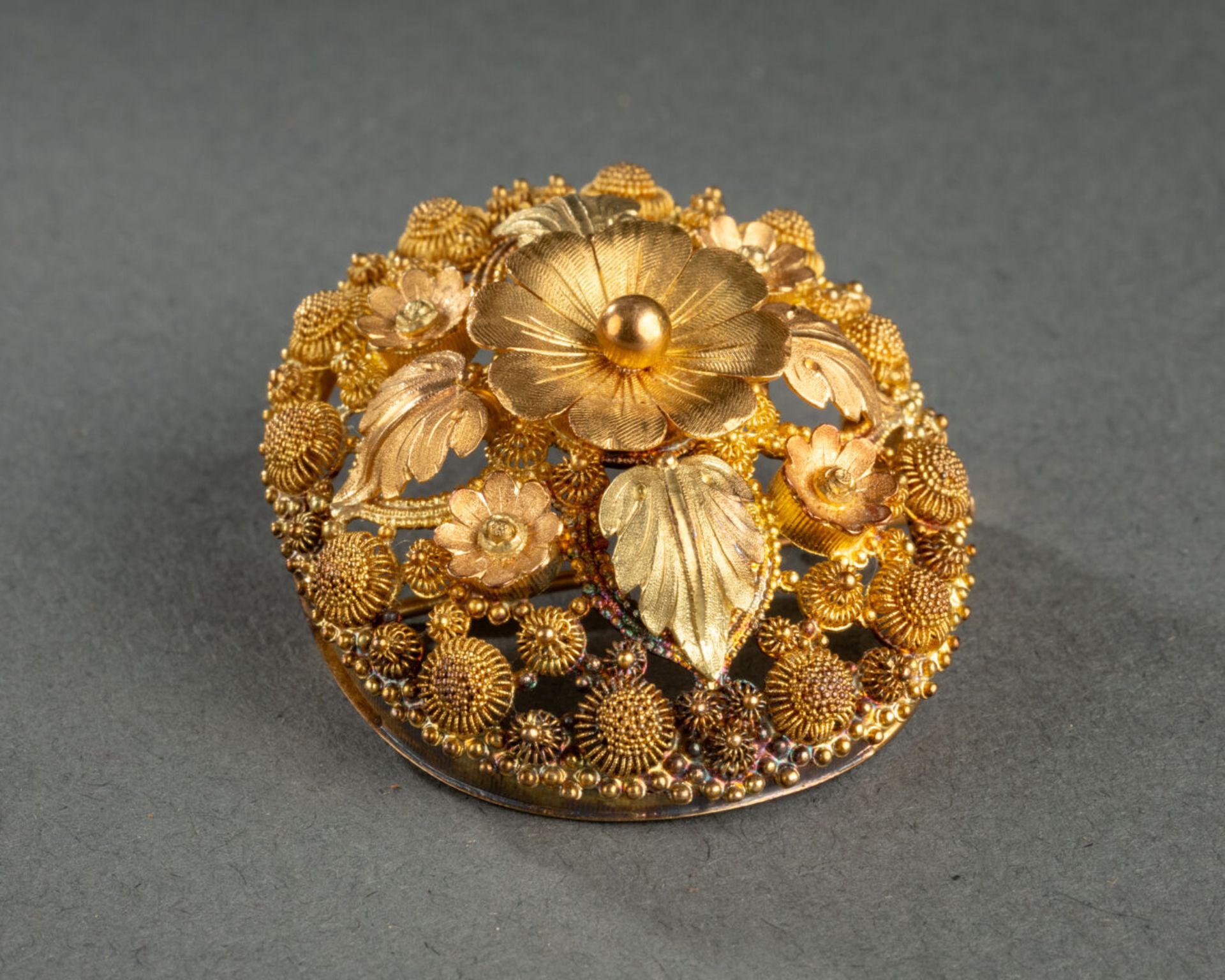 BROCHE ovale à motifs de fleurs et feuillages Métal doré, ciselé et ajouré H. 4 cm - L. 3,5 cm - Image 4 of 4