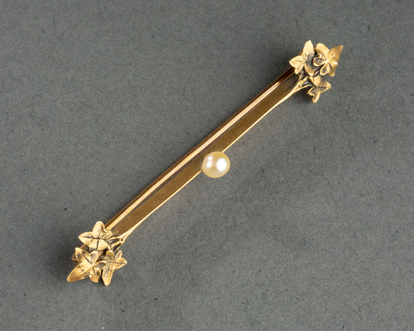 BROCHE barrette à motifs de feuillages Elle est centrée d'une perle de culture Métal doré L. 6 cm - Image 2 of 4
