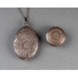 Lot comprenant un MIROIR de POCHE monté en pendentif et un PILLULIER Argent H. 6 cm - D. 3 cm