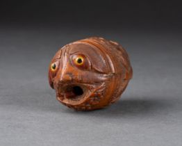 TABATIERE en forme d'un animal fantastique Elle est sculptée de scènes à l'antique Noix de corozo