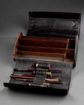 NECESSAIRE de PEINTRE contenant quelques pinceaux et étuis à pigment Carton gainé de cuir noir