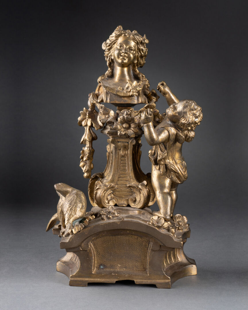 L'Amour admirant un buste féminin Bronze ciselé, probablement une partie sommitale de pendule H.