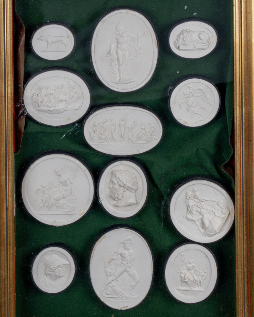 Collection de 24 médaillons figurant des scènes antiques Plâtre moulé, sous deux encadrement H. 37 - Image 4 of 4