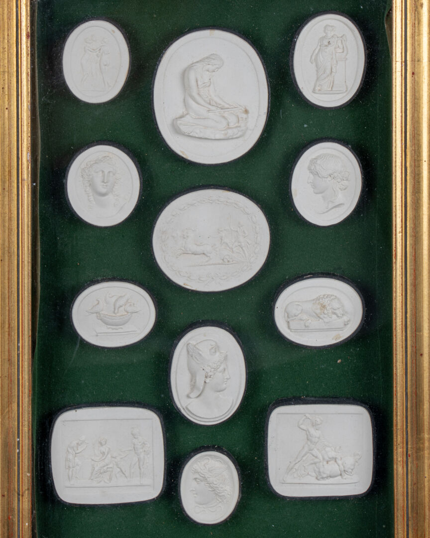 Collection de 24 médaillons figurant des scènes antiques Plâtre moulé, sous deux encadrement H. 37 - Image 2 of 4