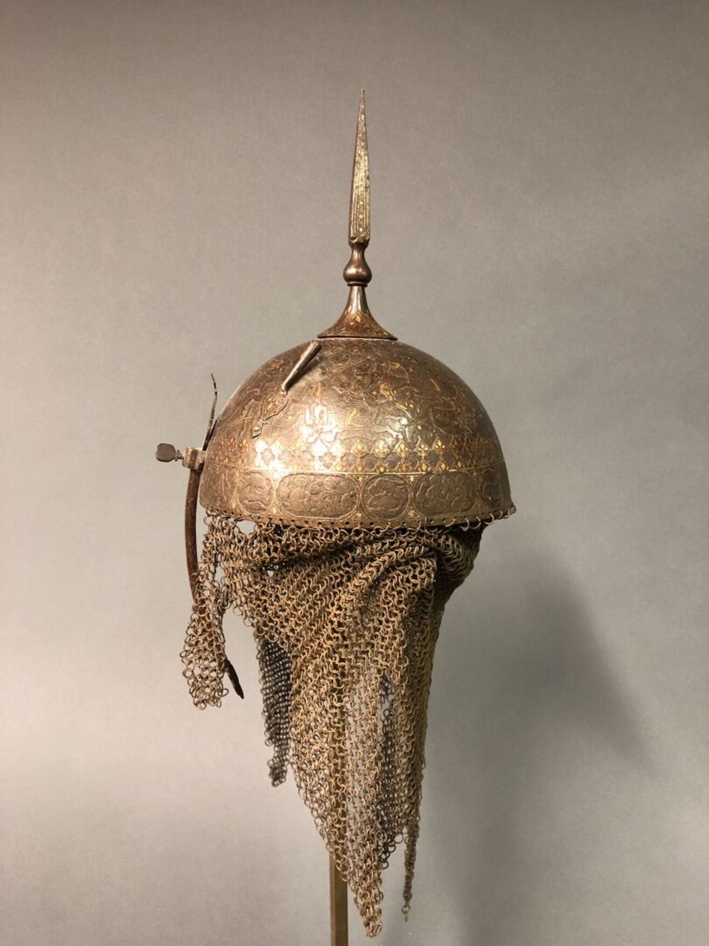 CASQUE ORIENTAL DIT KULAH KHUD, Casque oriental dit Kulah Khud. Timbre demi-sphérique en fer gravé