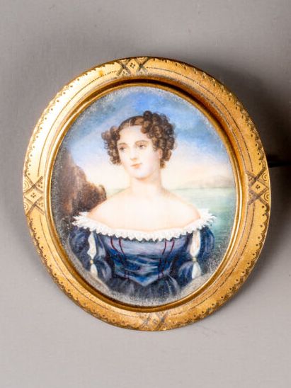 Miniature sur nacre montée en broche Portrait d'élégante H. 4.6 cm - L. 4.2 cm (avec cadre)