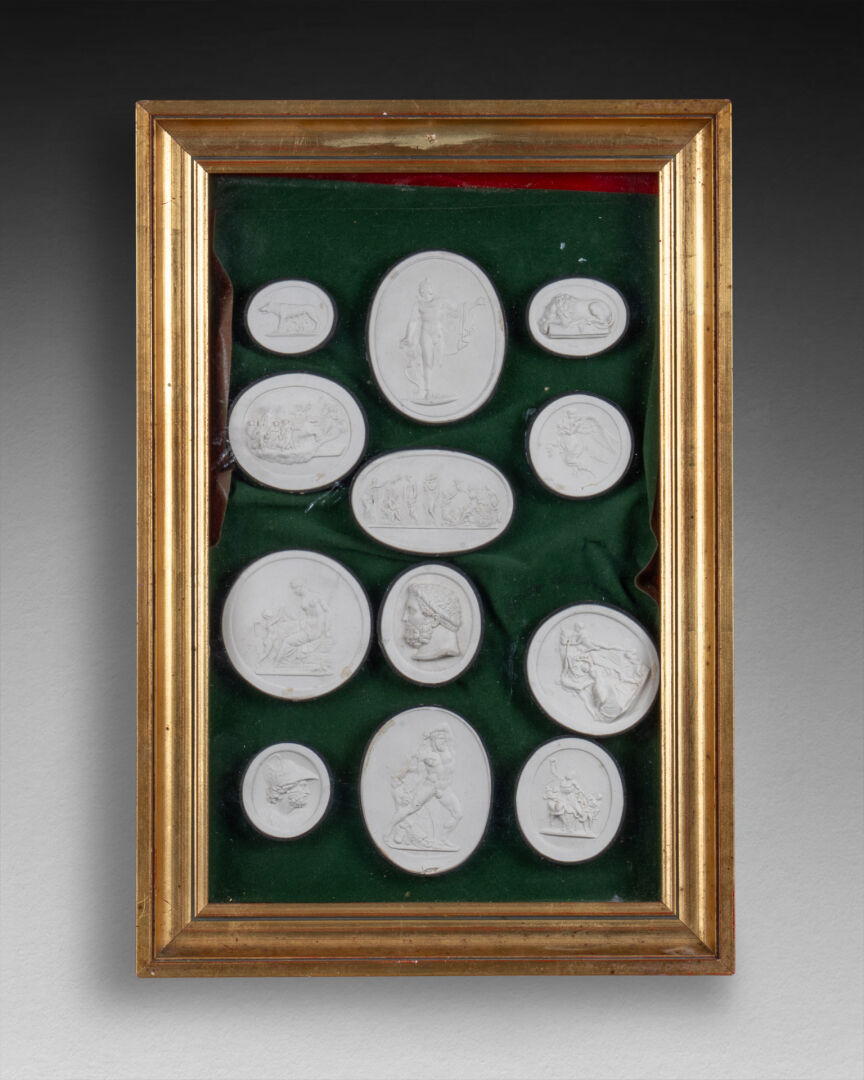 Collection de 24 médaillons figurant des scènes antiques Plâtre moulé, sous deux encadrement H. 37 - Image 3 of 4