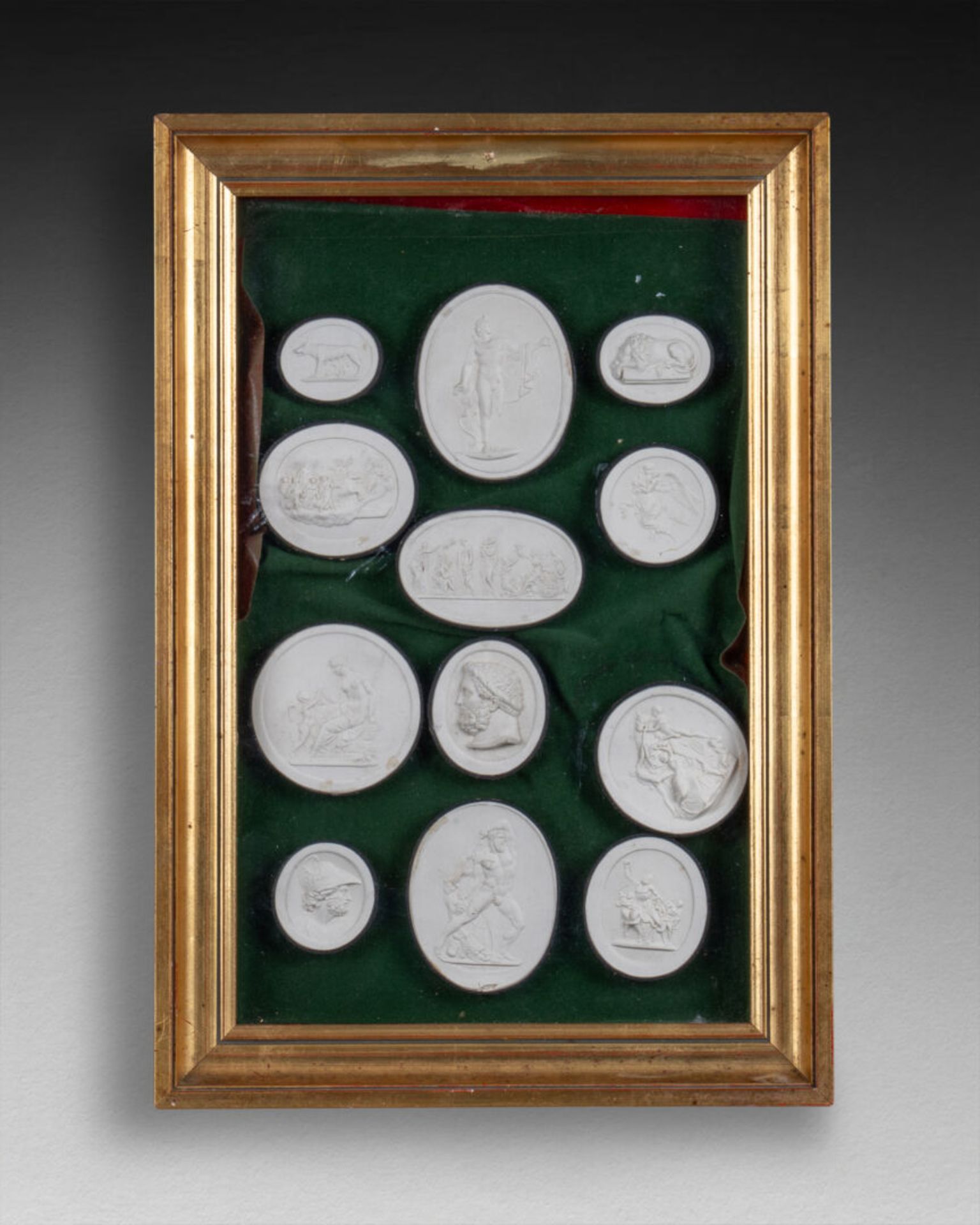 Collection de 24 médaillons figurant des scènes antiques Plâtre moulé, sous deux encadrement H. 37 - Bild 3 aus 4