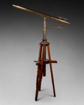 TELESCOPE à crémaillère Laiton et trépied en bois Vers 1900 H. max 204 (lunette horizontale). H. max