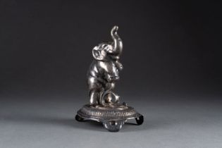 SALERON à décor d'un éléphant cabré Travail étranger Argent ciselé H. 12 cm Poids net : 136 g