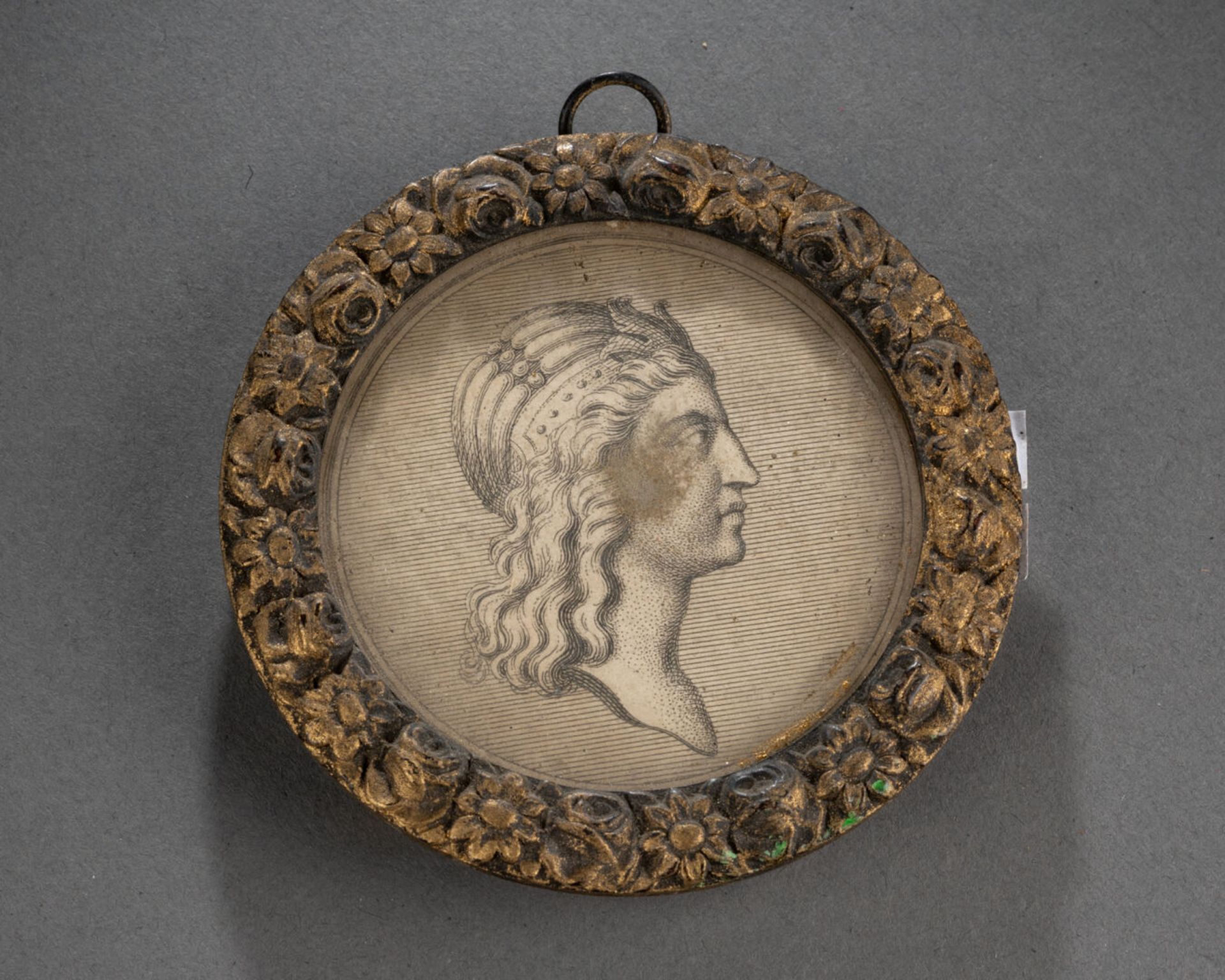Profil à l'antique Gravure au burin, miniature à vue ronde Cadre en bronze à motifs de fleurs D. 6,5