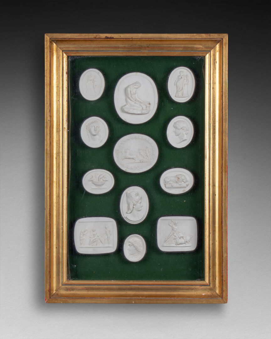 Collection de 24 médaillons figurant des scènes antiques Plâtre moulé, sous deux encadrement H. 37