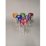 Ensemble de six verres à vin en cristal taillé et coloré H. 20 cm