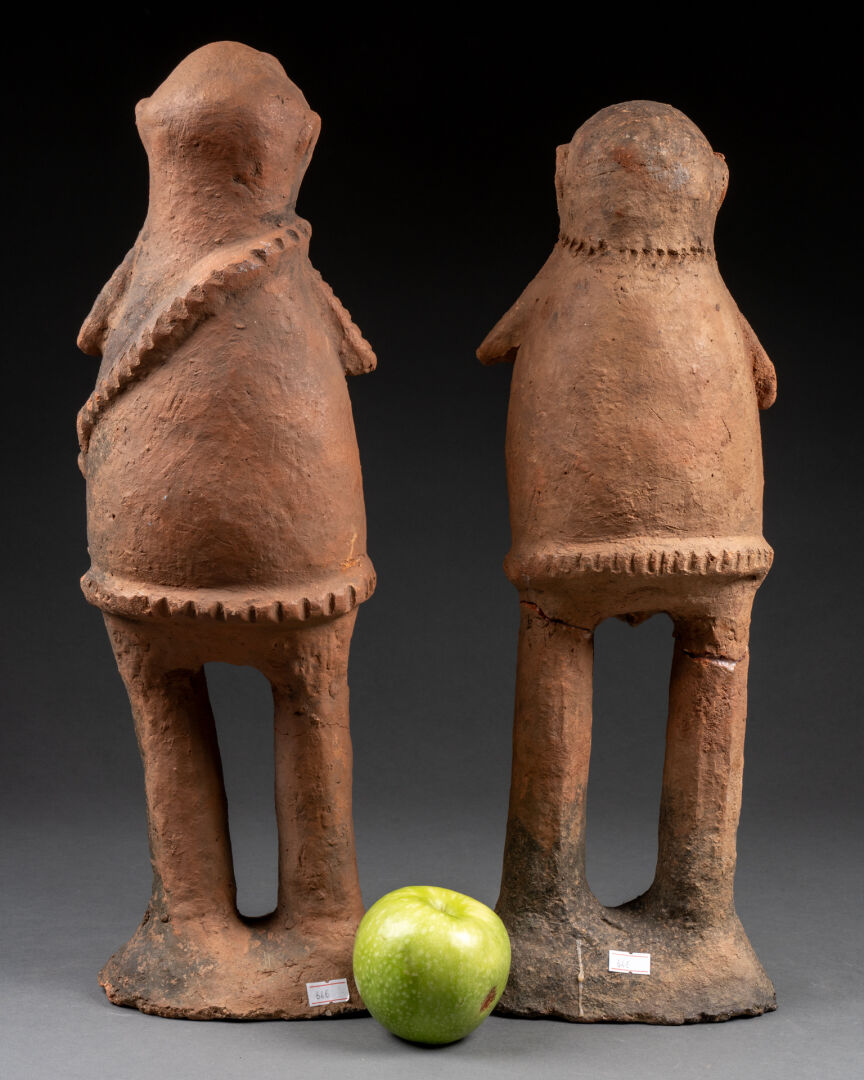Deux figures debout Peuple Bura, Nigéria Terre cuite H. 46 cm environ En l'état, accidenté - Image 2 of 2