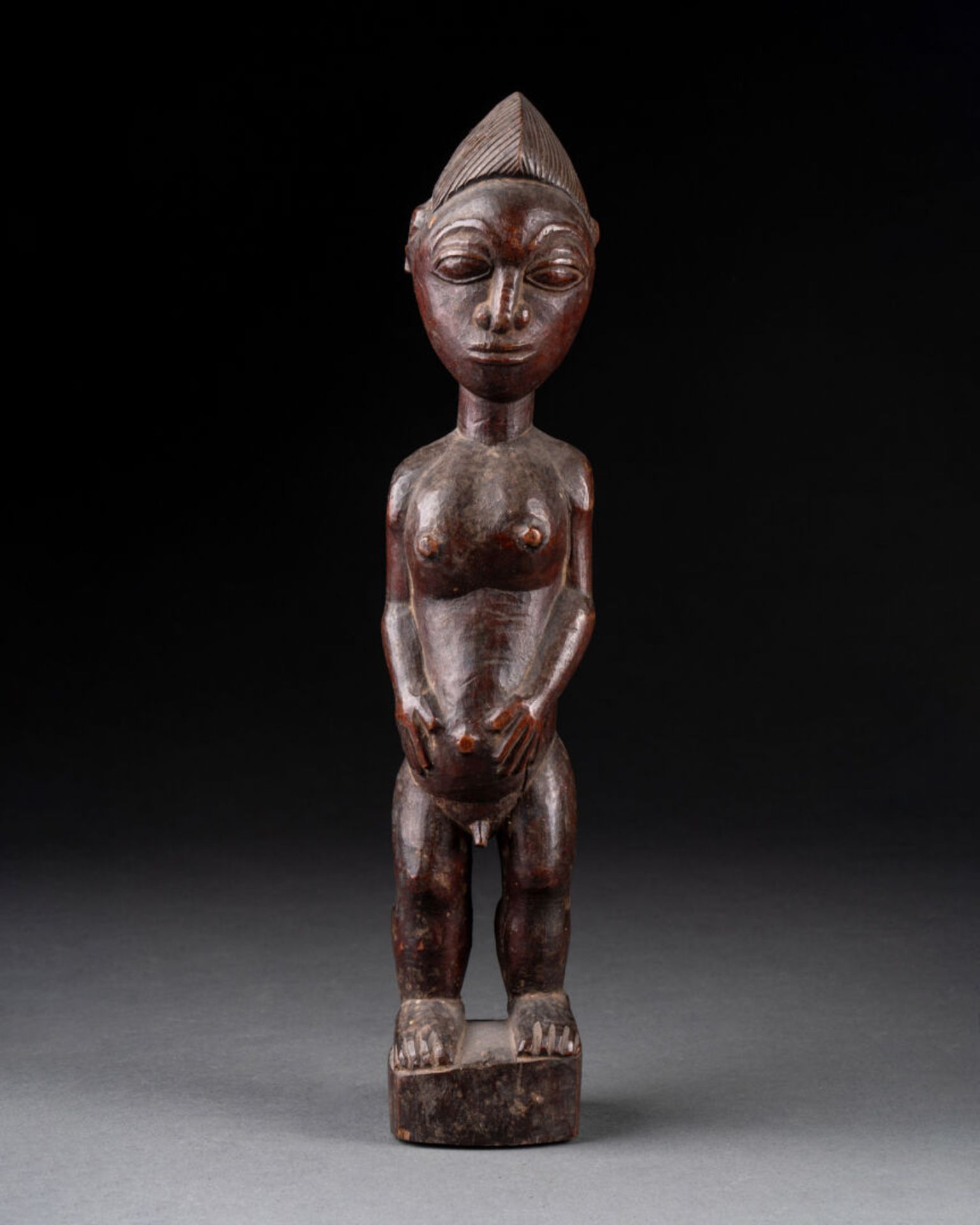 Figure féminine de style Atié Bois sculpté et patiné Côte d'Ivoire H. 44 cm Collé sur socle,