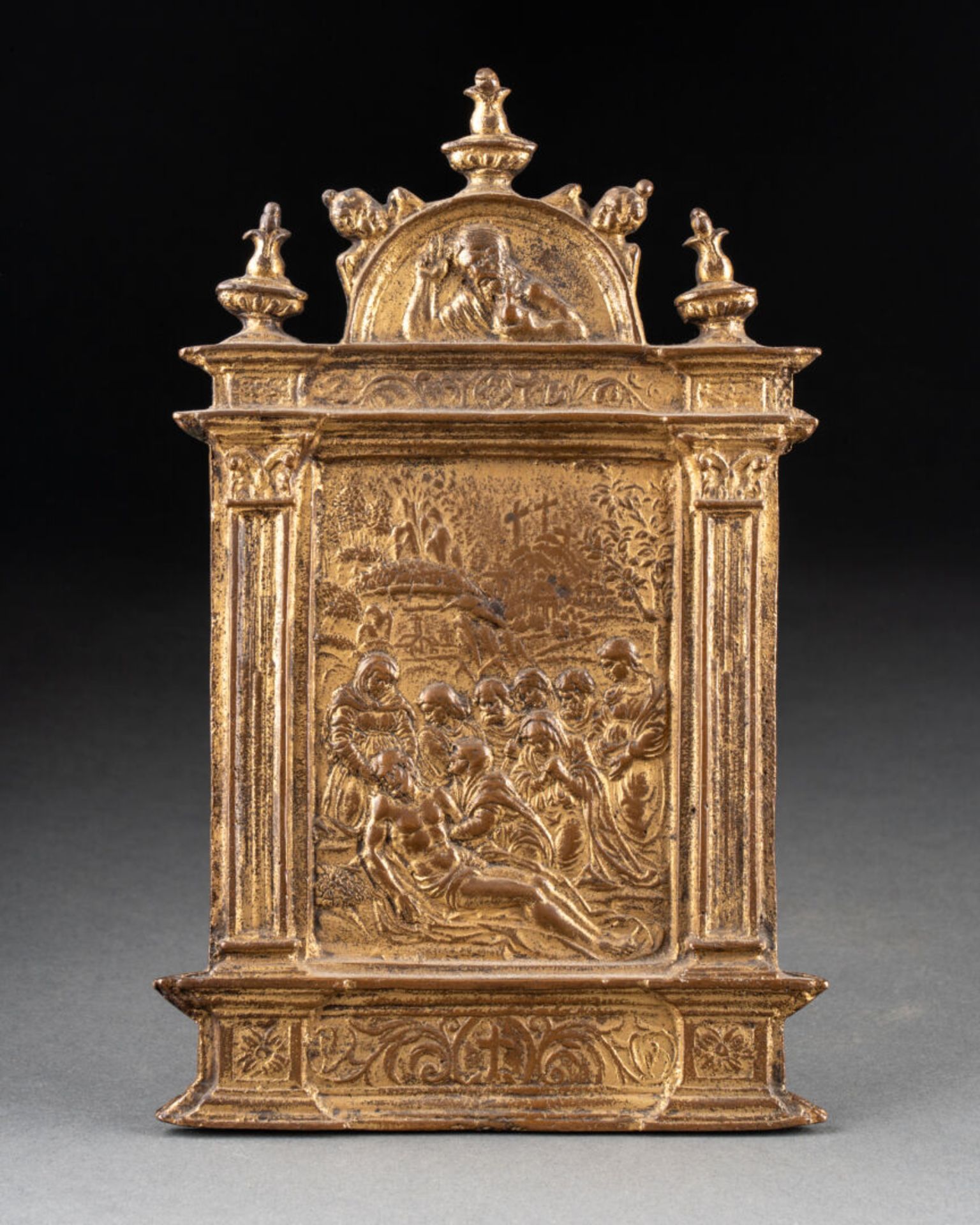 BAISER de PAIX figurant la déploration du Christ Bronze doré Epoque XIXe siècle H. 20,5 cm - L. 13