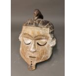 MASQUE heaume République Démocratique du Congo Bois sculpté et patiné H. 33 cm