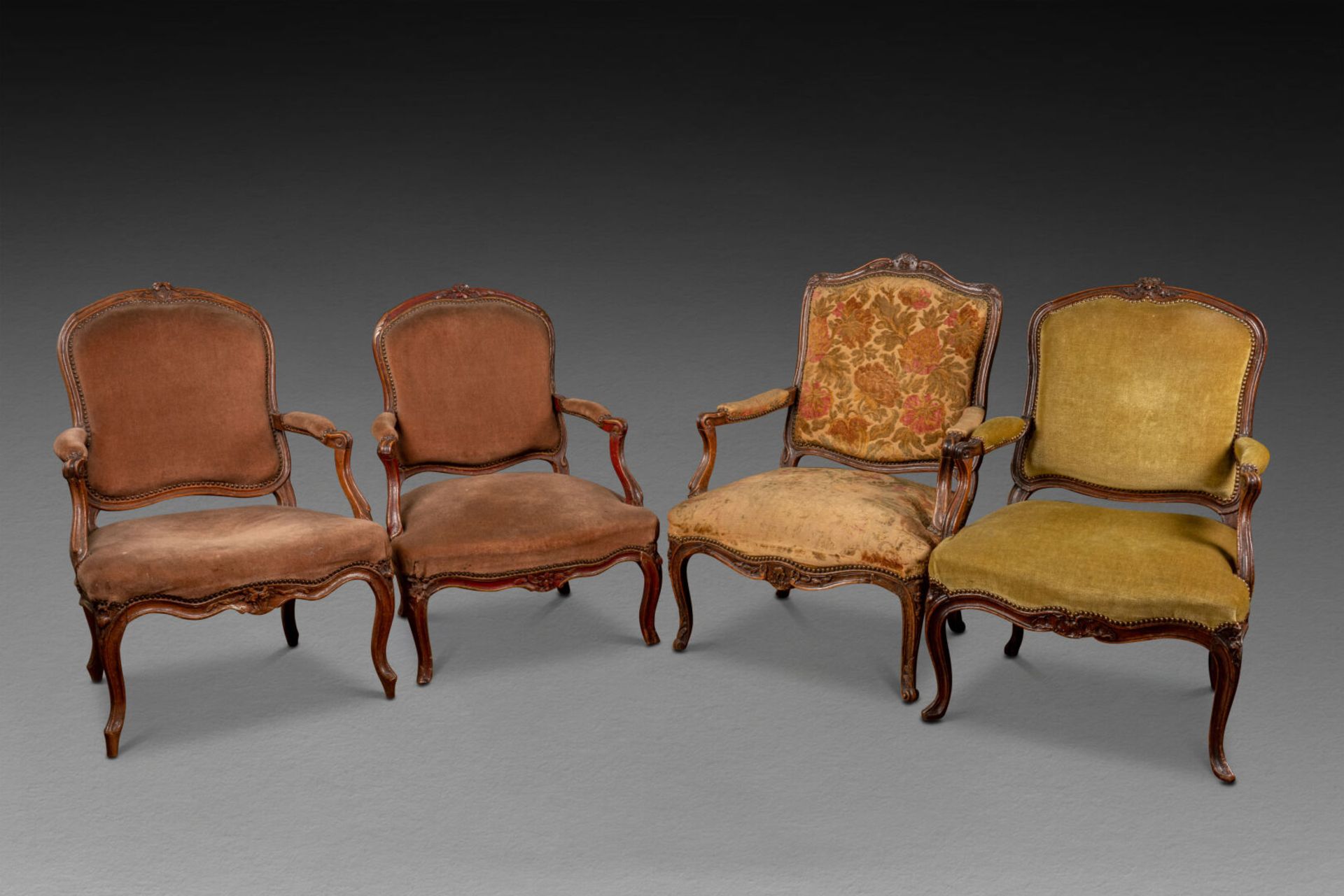 Suite de quatre FAUTEUILS à la Reine, dépareillés Bois mouluré et sculpté Epoque Louis XV H. 89 - 92