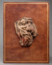 Sainte Barbe Haut-relief en terre cuite polychromée, cadre gainé de cuir doré au petit fer H. 18