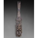 Masque de style Dogon Mali Bois sculpté et patiné, traces de polychromie H. 108 cm