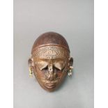 Masque de style Marka Mali Bois sculpté, application de cuivre, cauris H. 21 cm