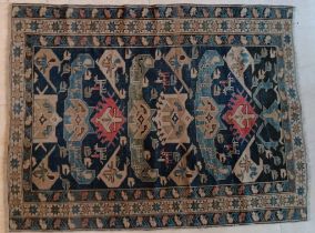 TAPIS Chirvan (chaine, trame et velours en laine), Est du Caucase, vers 1930-1960 115 x 90 cm Usures