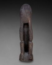 Figure de style Dogon La base polylobée Bois sculpté et patine crouteuse H. 90 cm