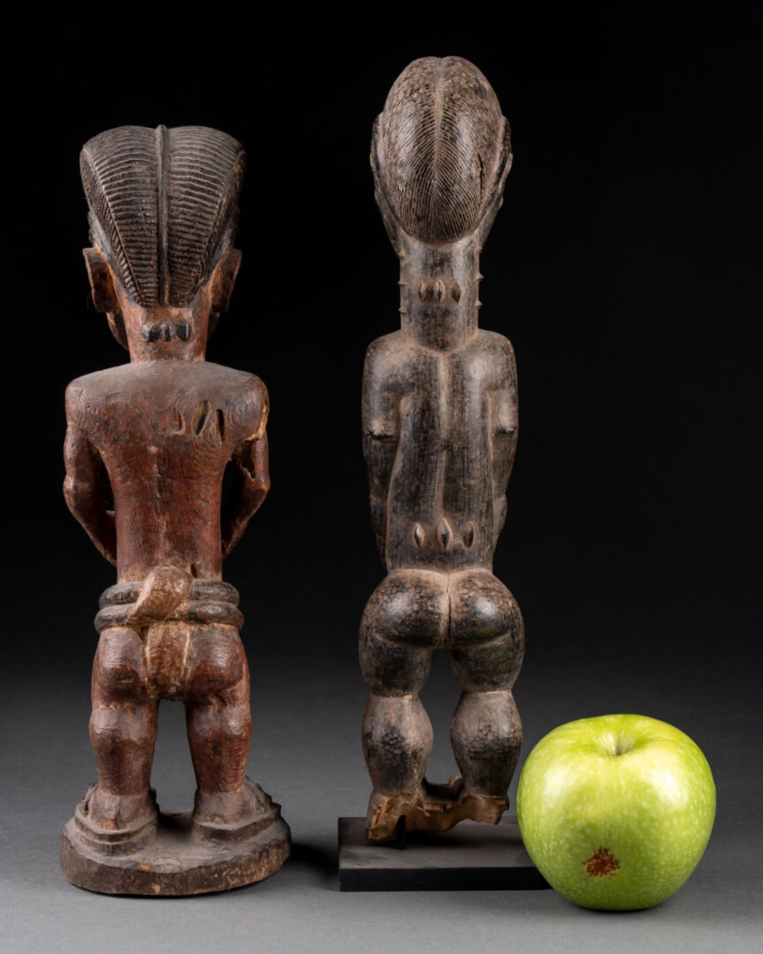 Deux figures féminines Côte d'Ivoire Bois sculpté et patiné H. 30 et 31,5 cm - Image 2 of 2
