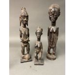 Lot de trois statuettes représentant des femmes Style Gouro - Côte d'Ivoire Bois sculpté et patiné