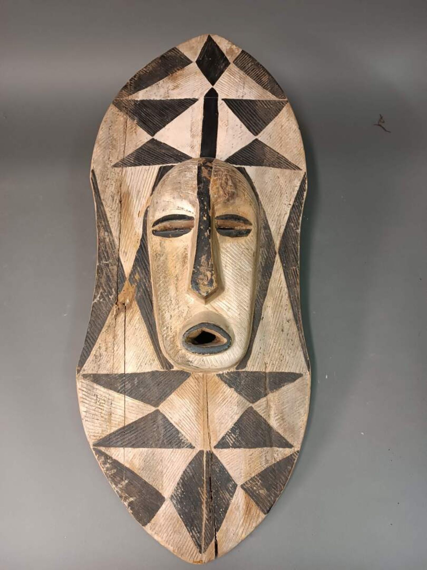 MASQUE Baba et Masque Songye Bois sculpté et patiné H. 93 cm 95 cm Afrique - XXème siècle - De style - Image 2 of 3