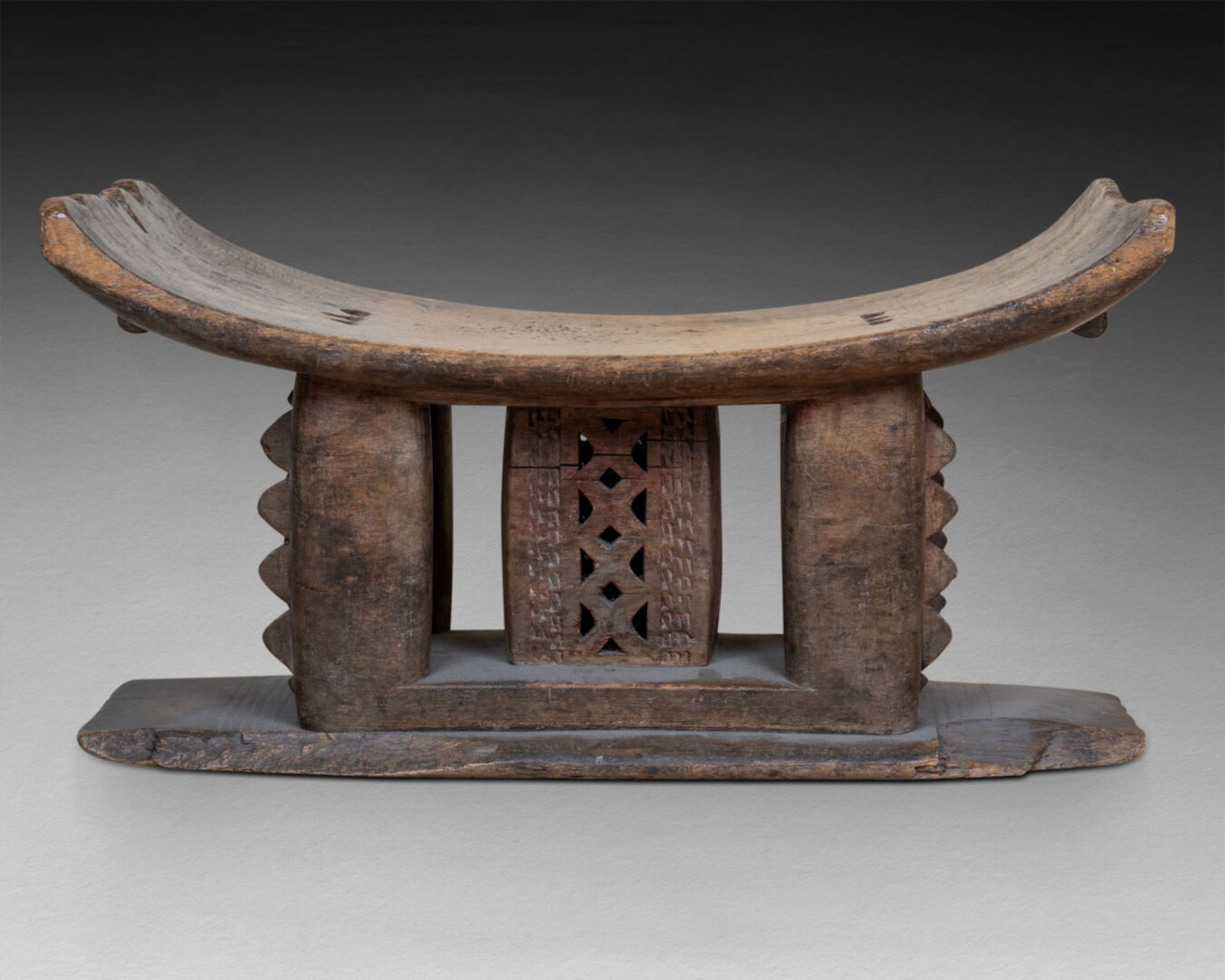 Tabouret de chefferie Ashanti Bois sculpté et ajouré Ghana H. 26 cm - L. 50 cm - Image 2 of 3