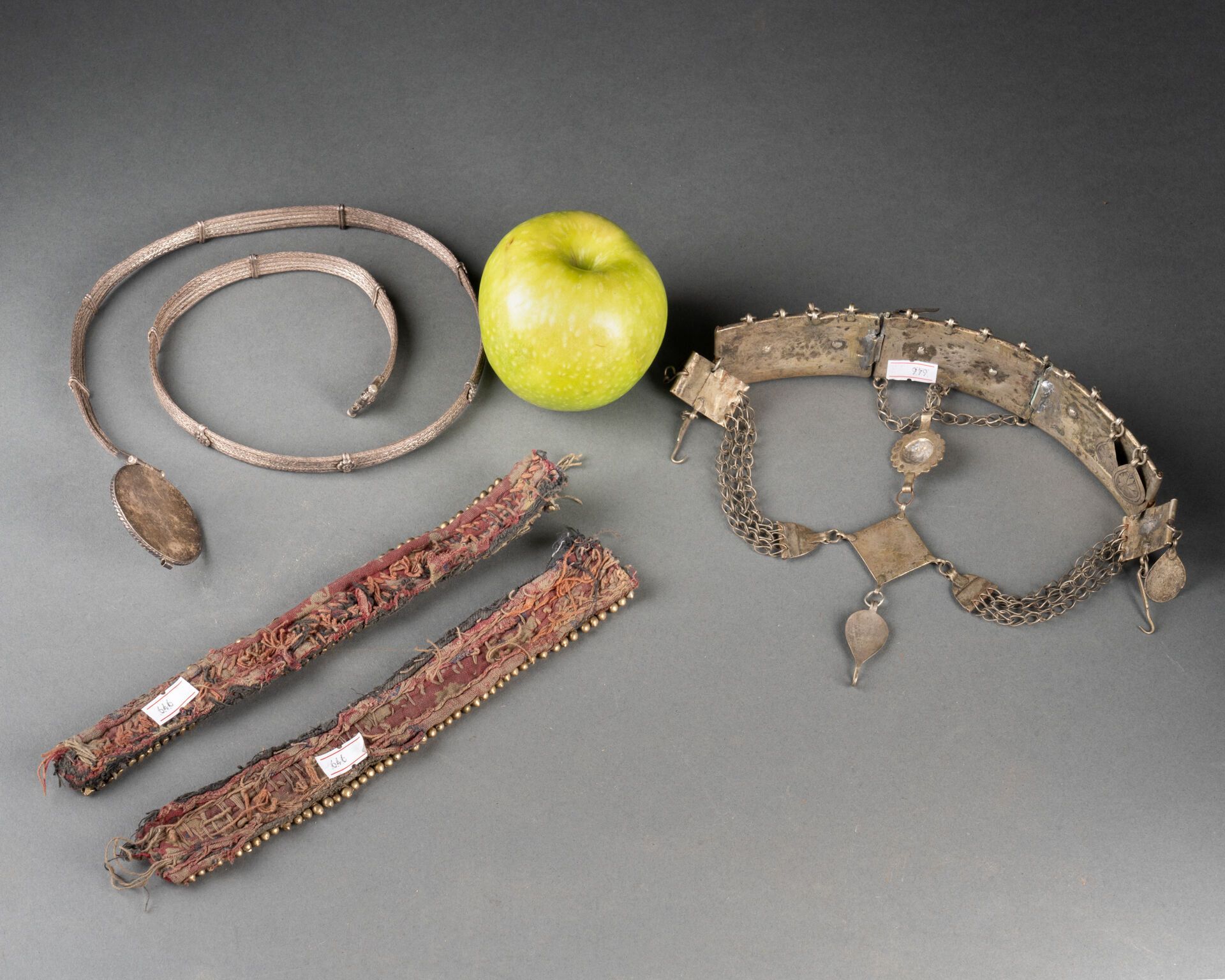 Lot de ceintures et de bijoux orientaux Argent, argent émaillé, perles de couleurs, fils polychromes - Bild 2 aus 2
