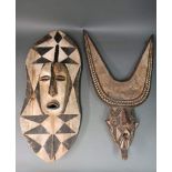 MASQUE Baba et Masque Songye Bois sculpté et patiné H. 93 cm 95 cm Afrique - XXème siècle - De style