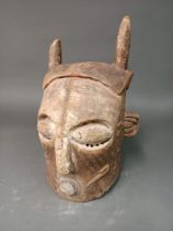 MASQUE heaume cornu République Démocratique du Congo Bois flotté sculpté et patiné H. 43 cm