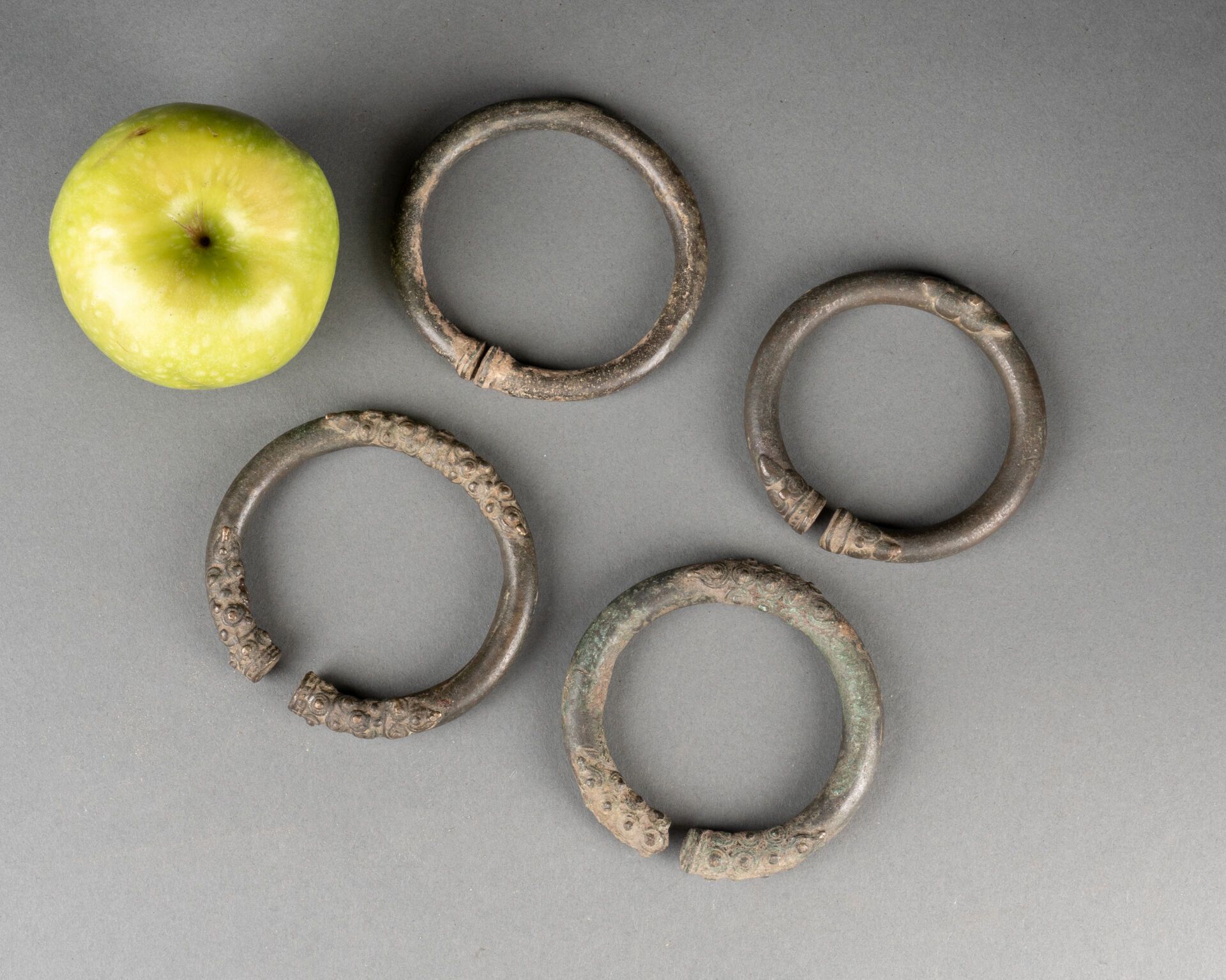 Ensemble de bracelets Bronze Probablement Asie du Sud Diamètre : 9 cm - Image 2 of 3