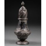 SAUPOUDREUSE de forme balustre à motifs de feuillages et rinceaux Argent repoussé et ciselé Poinçons